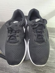Size 7 (GS) – Nike Tanjun Low Black – 818381-011