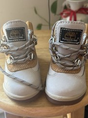 These Timberland boots feature a stylish tan and white color scheme, perfect