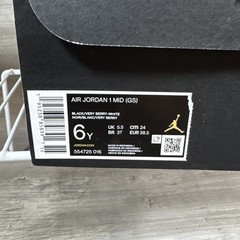 Nike Air Jordan 1 Mid Very Berry 554725-016 GS Size 6Y With Box & Xtra Laces