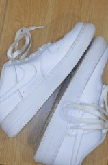 (GS) – Nike Air Force 1 LE Low Triple White- SIZE 7 MENS – SIZE 8.5 IN WMNS