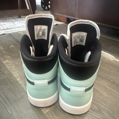 Jordan Air Jordan 1 Mid Mint Green Black White GS BQ6472-300 Size 7.5