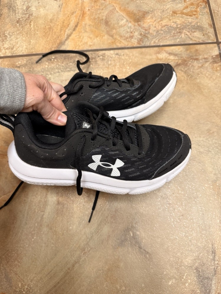 Gently Used Size 5 Youth Under Armour Boys‘ Grade School Assert 10 Shoes