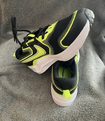 Size 6.5 Nike Cosmic Runner GS