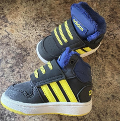 adidas Unisex Kids Athletic Sneakers Black Yellow Blue 5K Logo G17799