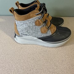 Sorel OUT N ABOUT IV Classic Youth Waterproof Boot Size 4 Brown Grey and Black