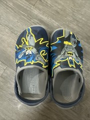 Crocs Kids Batman Clogs Navy Unisex Size J2 EUC Superhero DC Shoes 2 Slides