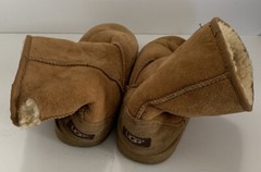 Ugg Boots Size 6 YOUTH 6Y 5251 AS IS HOLE ON BACK SEE PHOTOS FOR DESCRIPTION
