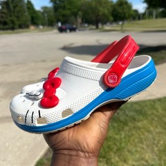 Crocs Hello Kitty Red Classic Clogs With Charms Big Kids Unisex Size J3 Red