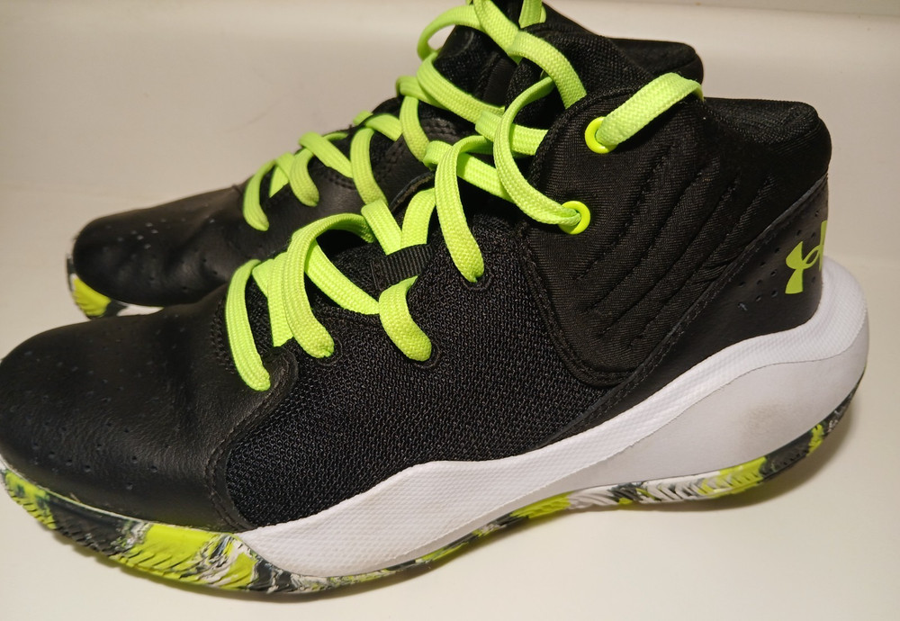 Under Armour Unisex-Child Youth Size 5.5 Shoe Black and Lime Green