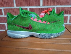 Nike Lebron XX 20 ‚Stocking Stuffer‘ Green Sneakers, Size 7Y DQ8649-300