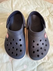 Crocs Classic Unisex Kids Clogs – Size 8/9 Navy Blue