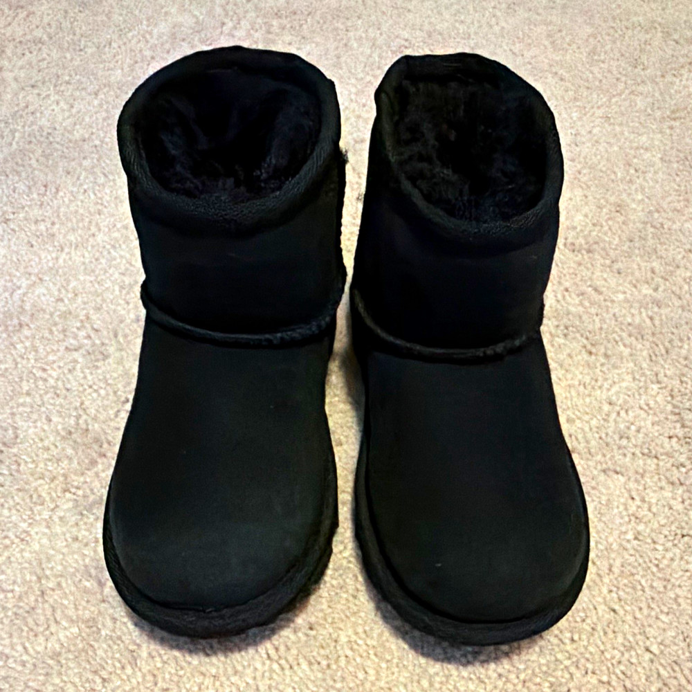UGG Classic Mini Black Suede Ankle Bootie w/ Faux Fur Trim Children’s US 10