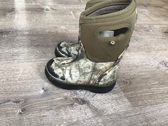 Bogs Toddler Size 9 Waterproof Mossy Oak Camo Insulated Kids Winter Boots