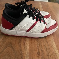 Nike Air Jordan Nu Retro 1 Low „Chicago“ in a varsity red, white, and black