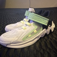 Nike Kyrie Flytrap Basketball Sneakers Kids 2.5Y White/Black/Green DQ1942-101