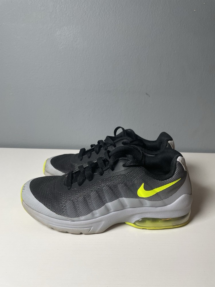 Nike Air Max Invigor GS Running Trainers, Wolf Grey/Volt/Black, size 4.5Y