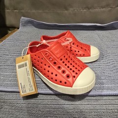 Native Jefferson Kids Sneakers – Torch Red & Shell White, US C5, New