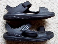 Crocs Iconic Comfort Junior’s Hook and Loop Strap Black Sandals Size 5