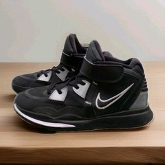 Nike Kyrie Infinity Black Metallic Silver Athletic Shoes Yth sz 2 1/2 Basketball