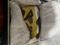 Air Jordan Big Kids 4 Retro Lightning Size 5.5Y