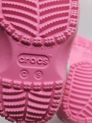 Crocs and Hello Kitty & Friends Kids Classic Clog with 8 Jibbitz Charms PINK C5