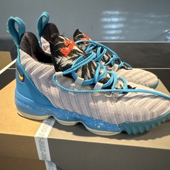 Nike LeBron XVIII Low GS Sneaker Unisex Kids 5.5Y Racer Blue DJ3760-401