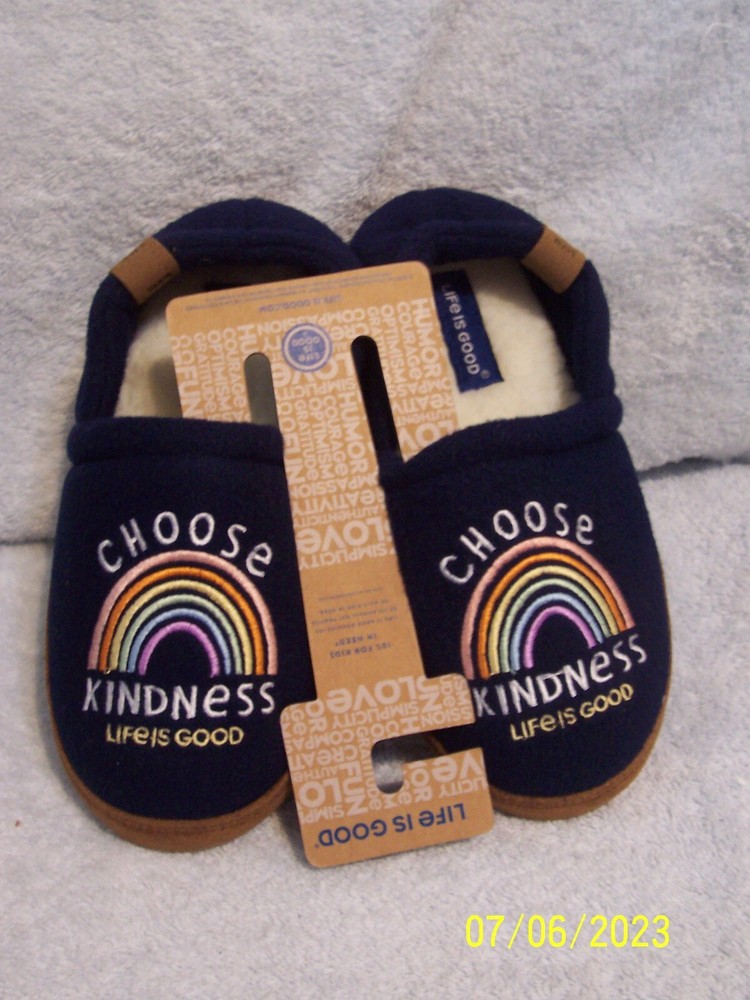 LIFE IS GOOD Choose Kindness Kid’s Fleece A-Line Slippers Size 1 New