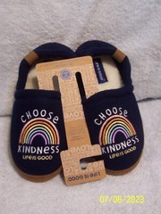 LIFE IS GOOD Choose Kindness Kid’s Fleece A-Line Slippers Size 2 New