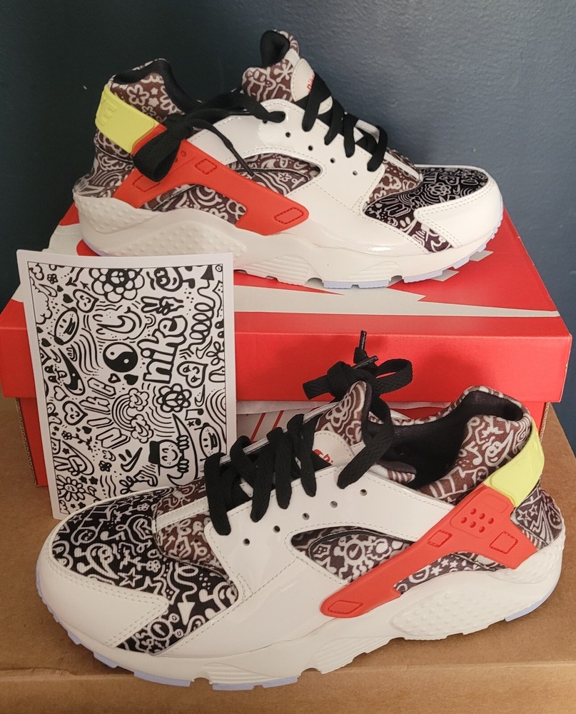 NEW AUTHENTIC NIKE HUARACHE RUN SE (GS) „DOODLE“ US 4 Y
