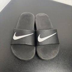 NIKE KIDS KAWA SLIDES (GS/PS) BLACK / WHITE 819352 001 Size 1Y SLIP ON ATHLETIC