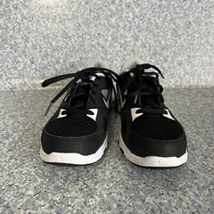Nike Training Youth Size 5.5 Black White Unisex Sneakers Shoes