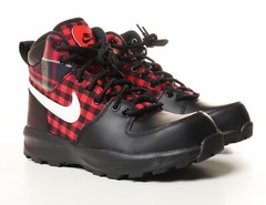 Nike Manoa SE (GS) Black/Red Buffalo Plaid Boots AR1703-001 Kid’s Size 4Y