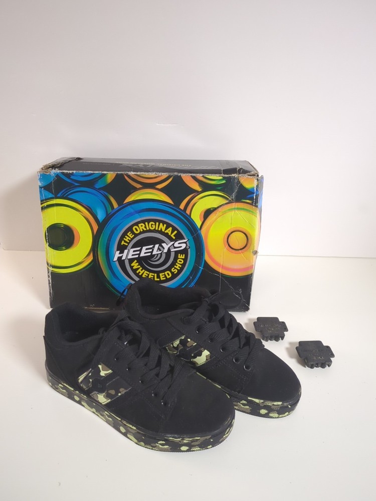 Heelys Racer 20, Black/Green Camo Skate Shoes Youth Size 4. Missing Wheel x1