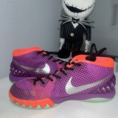 🔥NIKE KYRIE 1 (GS) BERRY METALLIC SILVER ATHLETIC SHOE – #717219-508 – SIZE 6Y