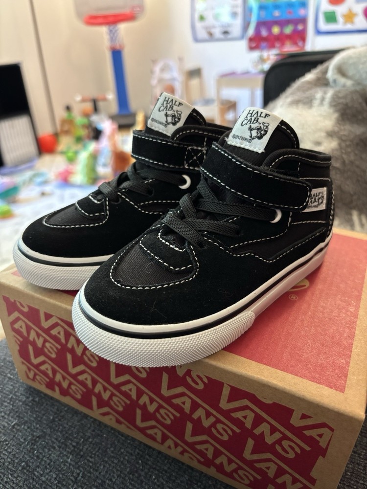 NEW WITH BOX, Never Worn- Toddler Vans Half Cab Decon Sneakers Size 8 US
