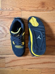 Nike Jordan 4 Retro „Yellow Thunder“ “Black/Tour Yellow” Size 6Y-8W