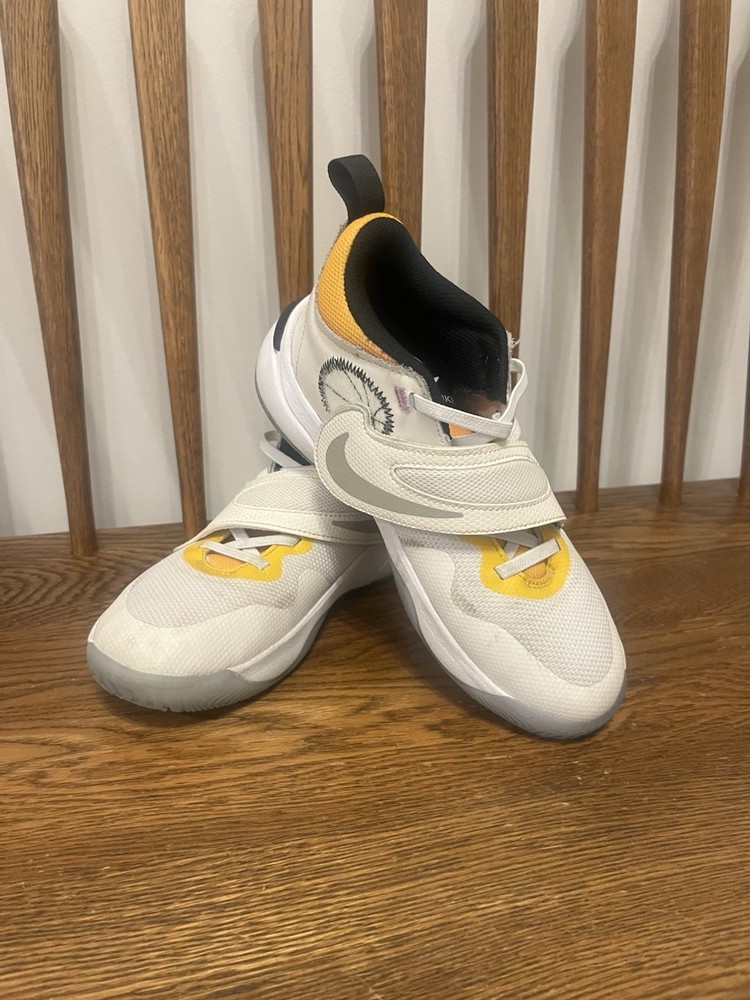 Nike Team Hustle D11 Low Doodles – FJ7688-101~ Size 3 ~ Youth