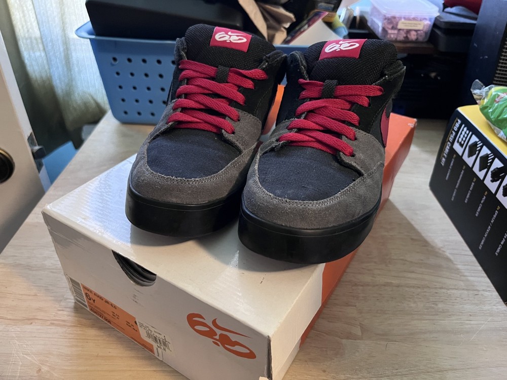 Nike Avid Jr 6.0 – Boys Size 6 – Grey/Red/Black