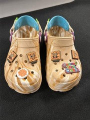CROCS Cinnamon Toast Crunch All Terrain Clogs Sandals Kids Sz J4 + Extra Jibbitz