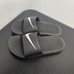 NIKE KIDS KAWA SLIDES (GS/PS) BLACK / WHITE 819352 001 Size 1Y SLIP ON ATHLETIC