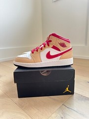 Air Jordan 1 Mid White Onyx Light Curry Beige Red 554725-201 Size 6Y / Women 7