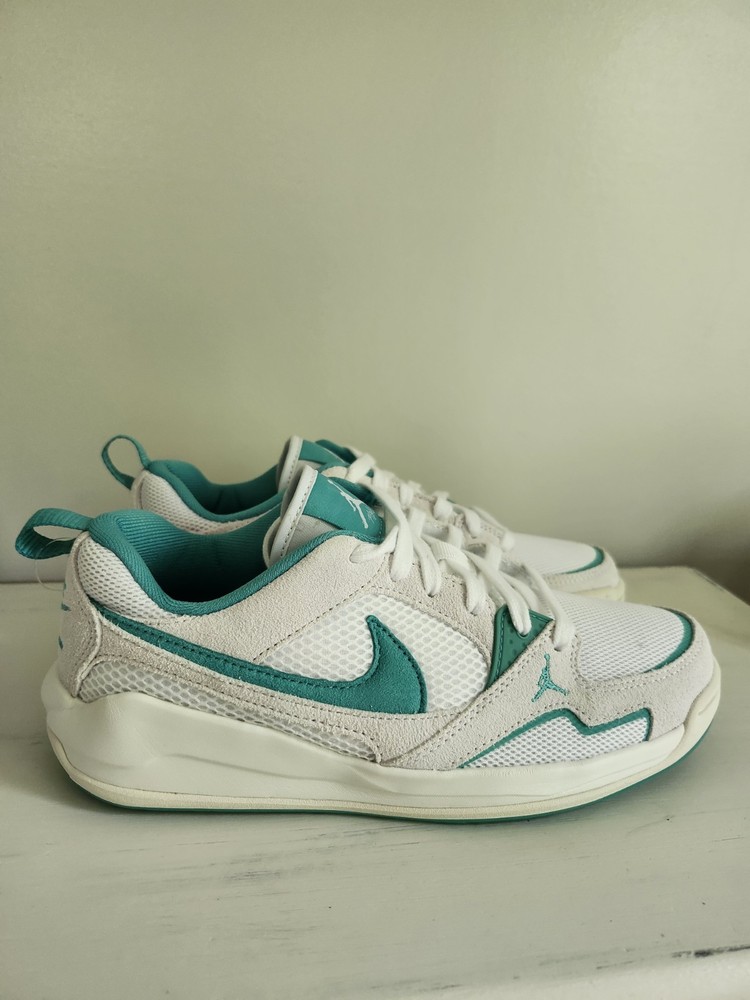 Nike Athletic Sneakers White/Teal Size 8 Low Top Lace-Up