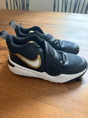 Nike Team Hustle D 11 GS Black Metallic Gold DV8996-004 5Y