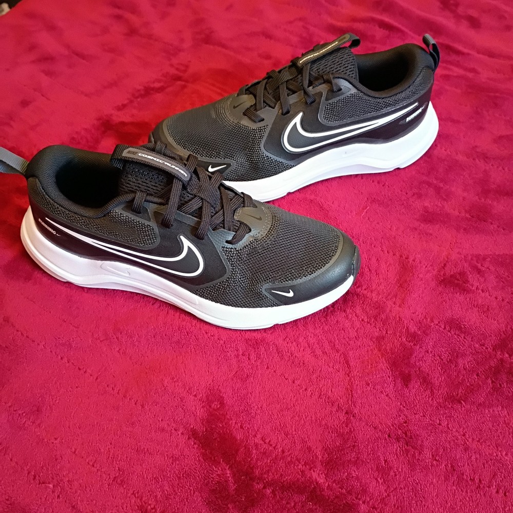 Nike Cosmic Runner Kids Size 4Y Running Shoes Sneakers Black/ White (459