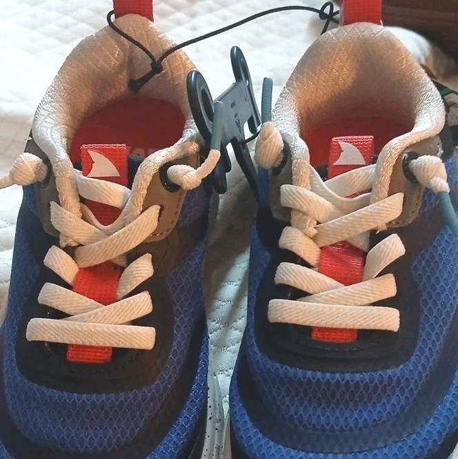 Rugged Shark Blue White Unisex Kids Athletic Sneakers 9 Mesh Lace Up Logo