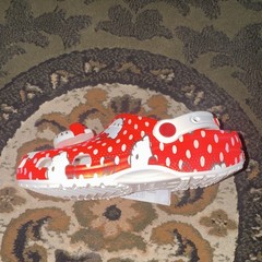 Crocs Classic Hello Kitty Red White Polka Dot Clogs Kids (W7 M5) New with Box