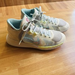 Nike kyrie flytrap athletic sneakers size 4