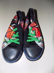 TRIPLE HERO MARVEL CANVAS LACE UP SNEAKERS SIZE 2 BOY’S EUC