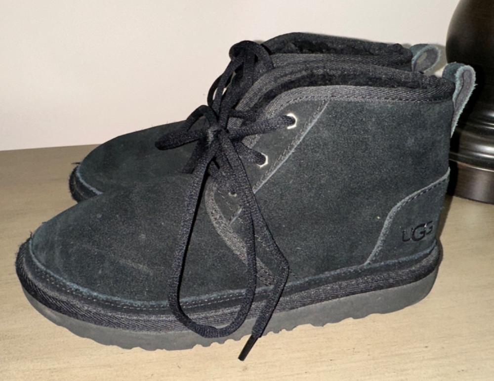 UGG Kid’s Neumel Chukka shearling ankle boots US 3 EU 35 Black suede leather EUC
