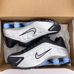 Nike (GS) Shox R4 „BLACK PSYCHIC BLUE“ 2025 – Size 5.5Y – CW2626 004 (884-104)